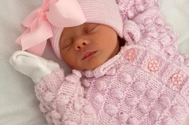 La mère du tueur sort instantanément de sa famille et