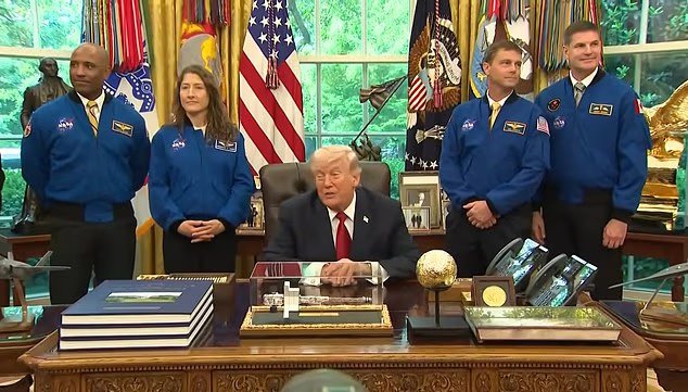 La réaction maladroite de l'astronaute Artemis alors que Trump taquine