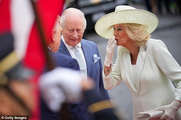 La reine Camilla porte une broche en diamant en forme