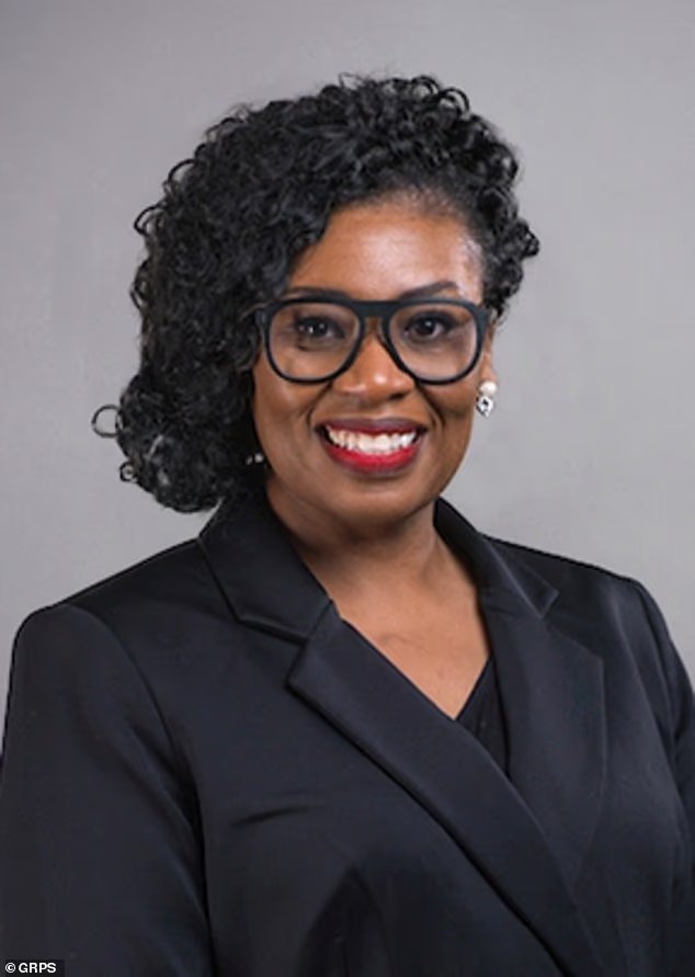 La souriante directrice d'un district scolaire du Midwest sera licenciée