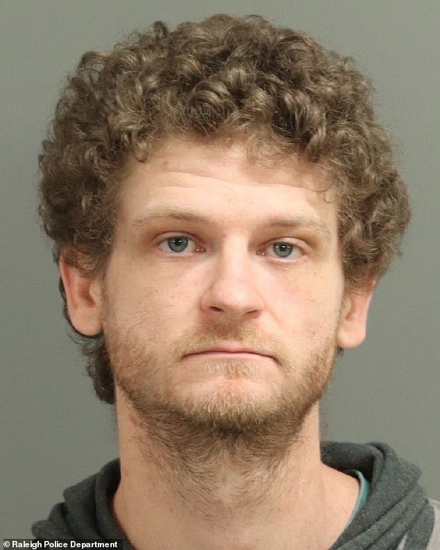 La star de Hunger Games, Ethan Jamieson, arrêtée pour agression