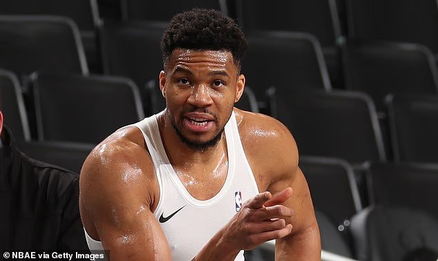 La star de la NBA, Giannis Antetokounmpo, se retourne contre