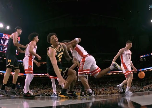 La star du Michigan, Jaksel Landeborg, quitte le match du