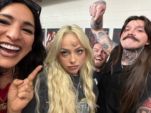 La star glamour de la WWE montre ses blessures de