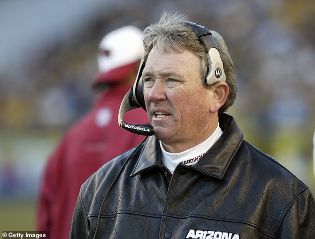 L'ancien entraîneur-chef de la NFL et analyste radio Dave McGuinness