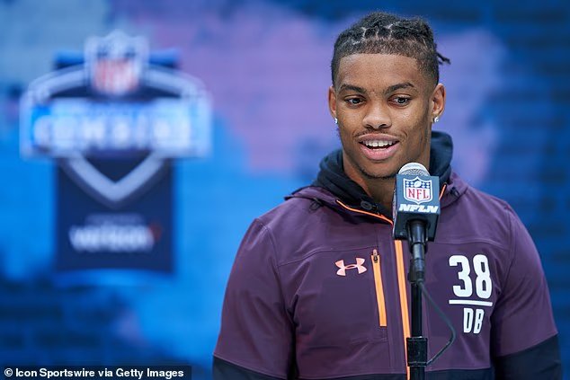 L'ancienne star de la NFL, Nasir Adderley, 28 ans, prend