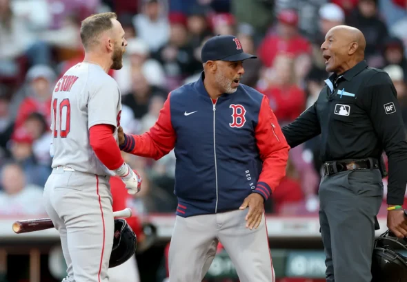 L'arbitre CB Bucknor a été touché par une fausse balle