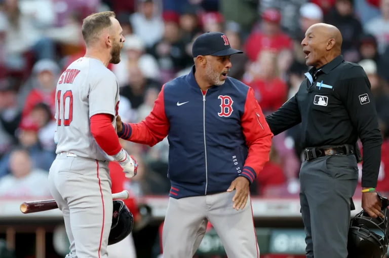 L'arbitre CB Bucknor a été touché par une fausse balle