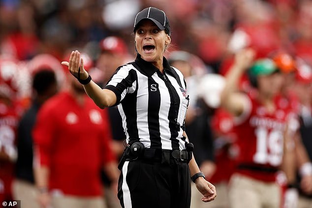 L'arbitre féminine de la NFL, Robin DeLorenzo, a intenté une