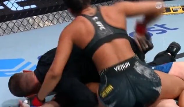 L'arbitre intervient pour sauver la combattante glamour de l'UFC après