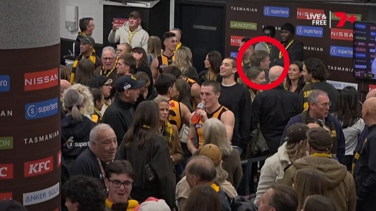 Las lenguas se movían mientras la cámara tomaba el centro