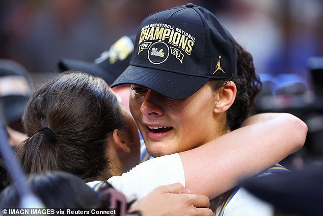Lauren Betts, héroïne de March Madness, pleure alors qu'elle parle
