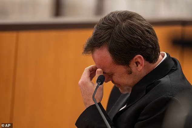 Le chef du camp Mystic sanglote en admettant qu'il ne