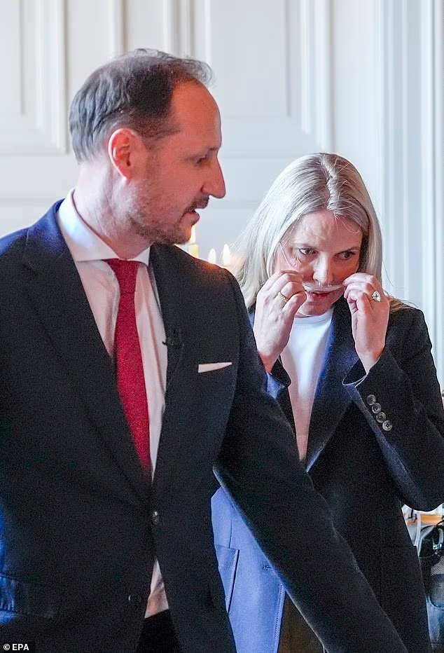 Le futur roi de Norvège défend son épouse Mette-Marit, affirmant