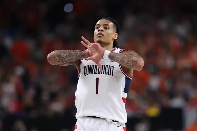 Le garde d'UConn Solo Ball s'occupe d'une entorse à la