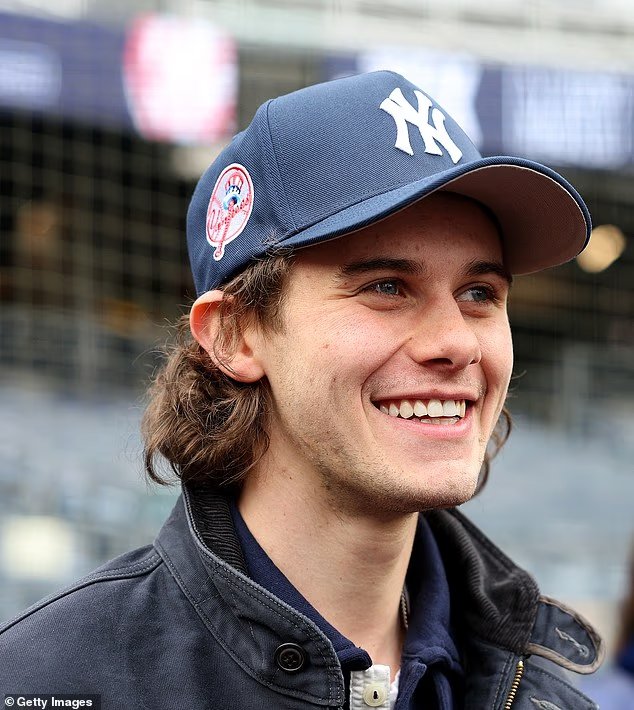 Le héros américain du hockey, Jack Hughes, montre son nouveau