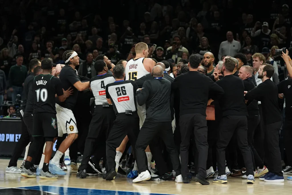 Le lay-up tardif de Jaden McDaniels déclenche la poussée de