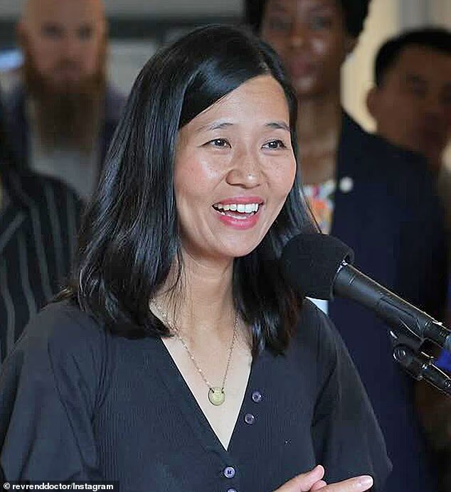 Le maire de Boston, Voca, offre aux migrants des coupes