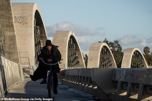 Le maire de LA Walk a démoli le pont à
