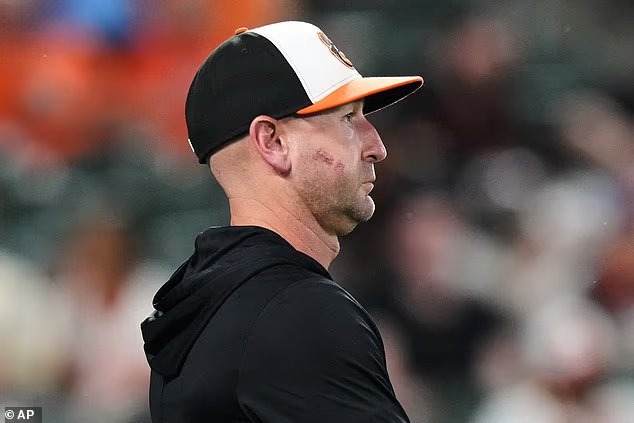 Le manager des Orioles, Craig Albernaz, contraint de manger de