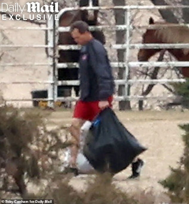 Le mari de Christy Noem, Bryon, garde la tête baissée