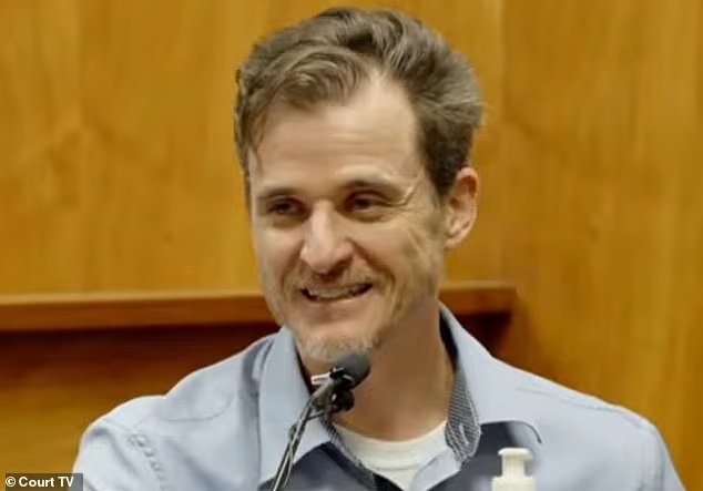 Le médecin qui a tenté de pousser la femme d'un