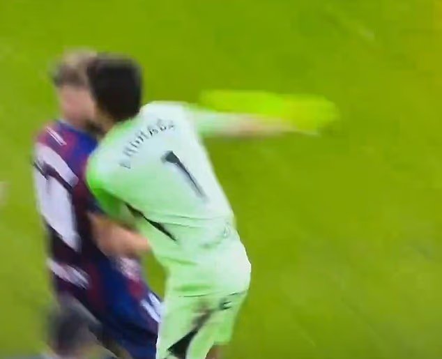 Le moment choquant où un gardien de but a frappé