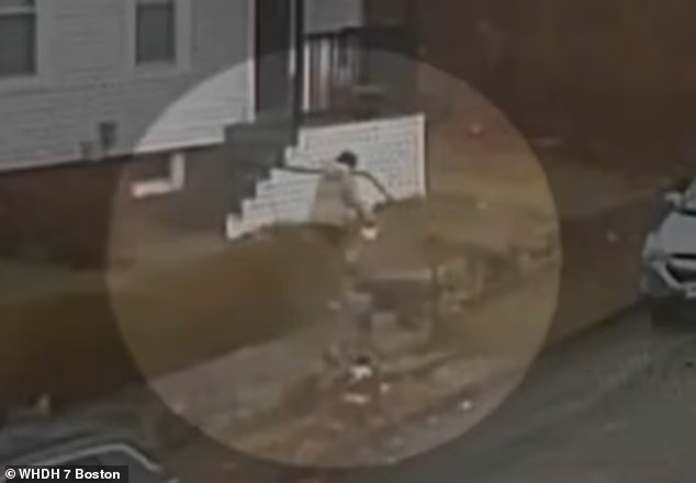 Le moment choquant où une femme du Massachusetts a été