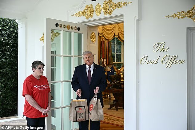 Le moment où Trump met « DoorDash Grandma » sur