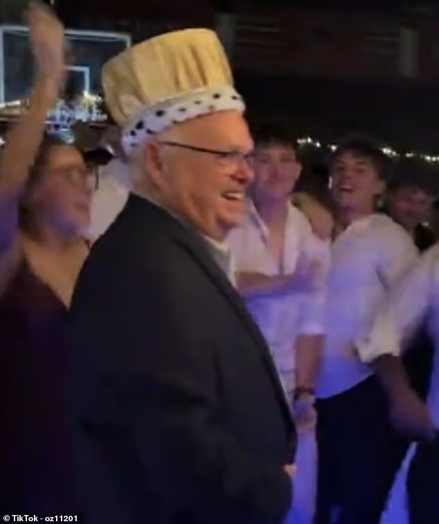 Le principal héros réconfortant a été couronné roi du bal