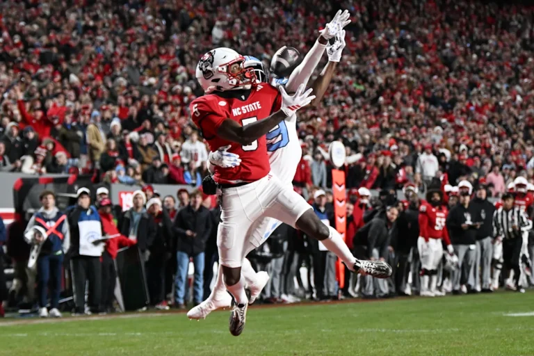 Le receveur de l'Alabama Noah Rodgers et le receveur de