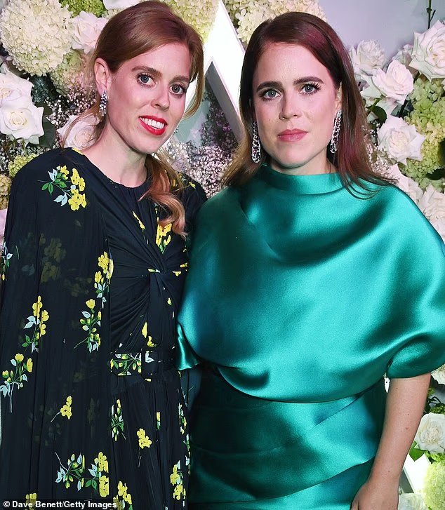 Le roi Charles "invite les princesses Béatrice et Eugénie à