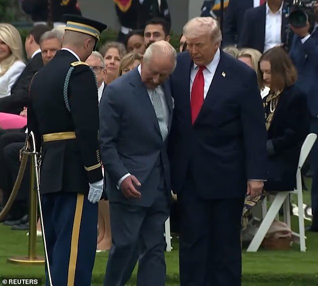 Le roi Charles joue doucement un moment gênant après avoir
