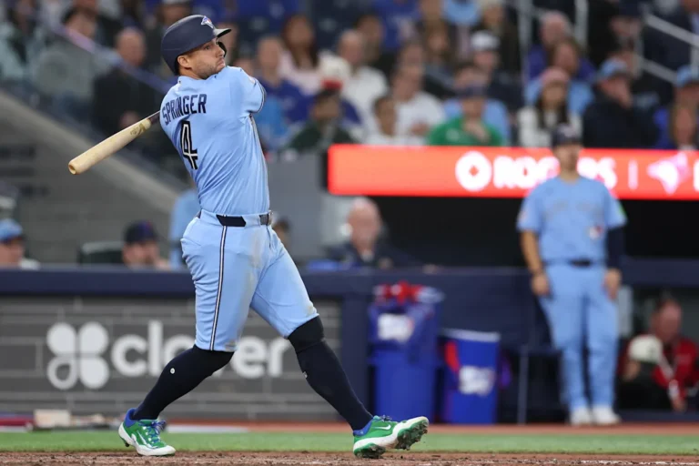 Le secondeur des Blue Jays George Springer quitte le match