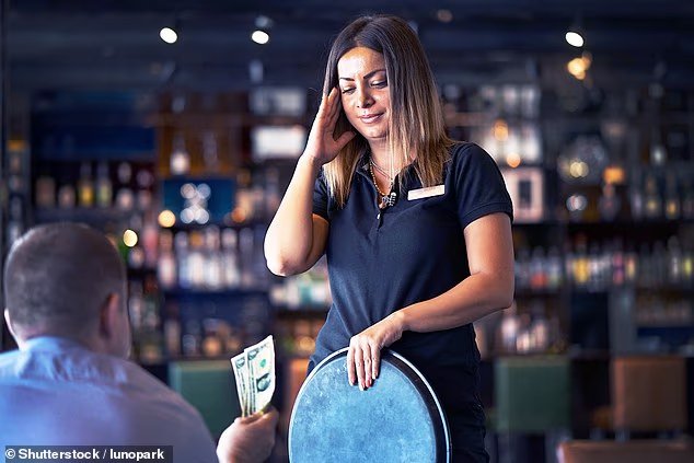 Le stratagème sournois du restaurant suscite l'indignation lorsque les convives