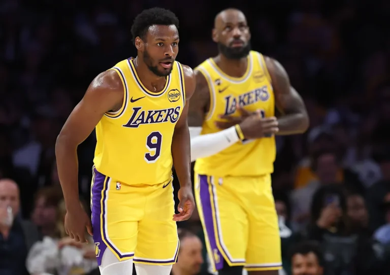 LeBron James entraîne Bronny après une passe manquée lors du