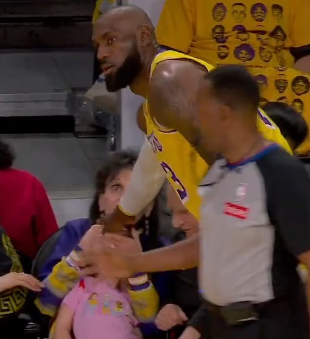 LeBron James se précipite vers une jeune fan après l'avoir