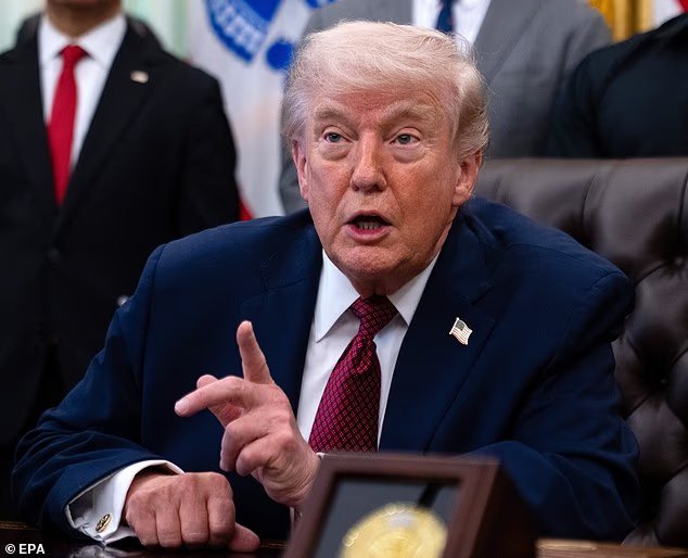 L'entourage de Trump se précipite pour une réunion d'information d'urgence