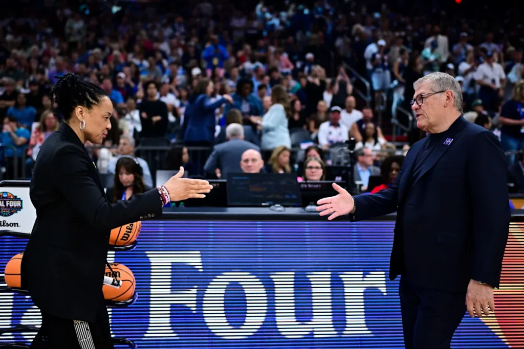 L'entraîneur-chef d'UConn, Geno Auriemma, s'est inquiété des officiels et interpelle