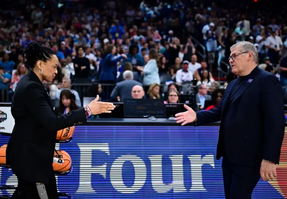 L'entraîneur-chef d'UConn, Geno Auriemma, s'est inquiété des officiels et interpelle