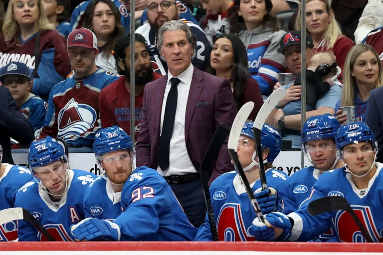 L'entraîneur-chef de l'Avalanche, Jared Bednar, quitte le match après avoir