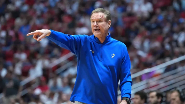 L'entraîneur-chef du Kansas, Bill Self, entamera sa 24e saison avec