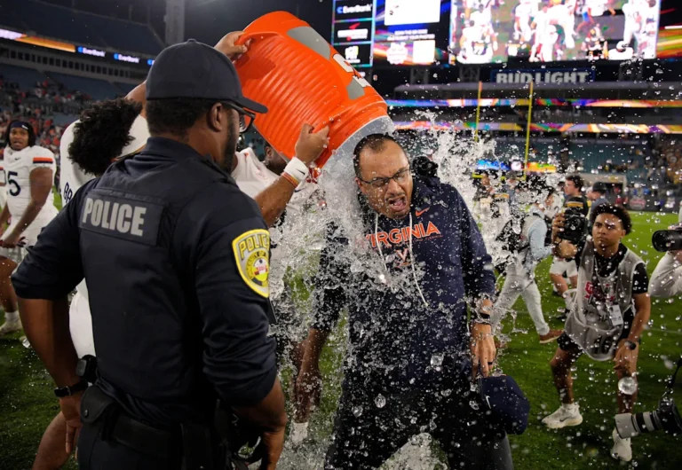 L'entraîneur-chef du football de Virginie, Tony Elliott, obtient une prolongation