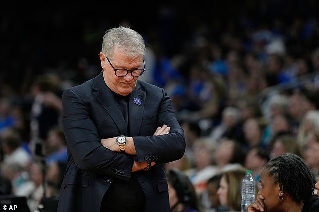 L'entraîneur de basket-ball universitaire s'excuse après une réaction violente pour