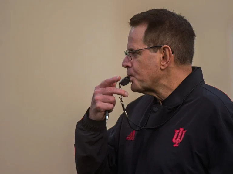 L'entraîneur de football de l'Indiana, Curt Cignetti, refuse de jouer