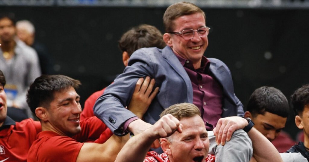 L'entraîneur de lutte de Stanford, Chris Ayers, fait une déclaration