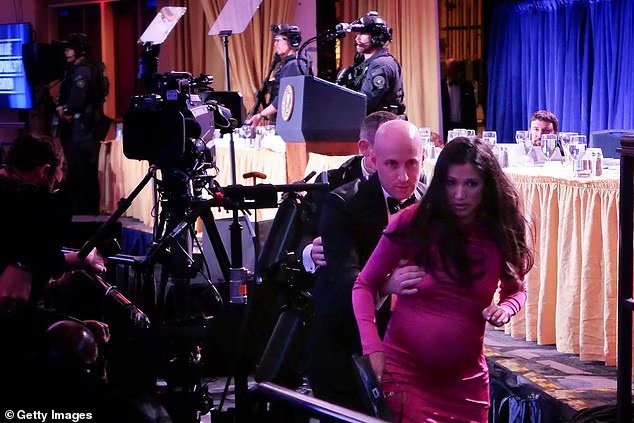 L'épouse de Stephen Miller déclare officiellement que son mari l'a