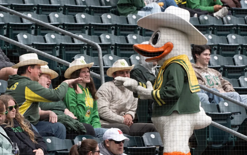 L'équipe de baseball des Ducks perd la série contre l'Illinois