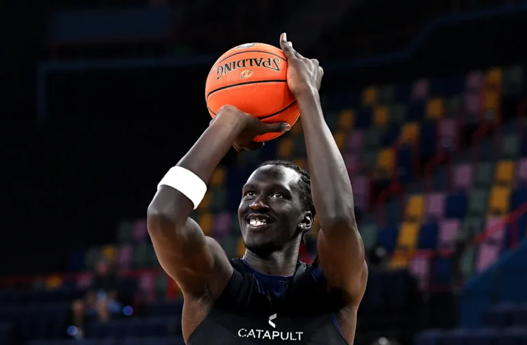 L'équipe de basket-ball de l'OU recrute l'ancien centre de la