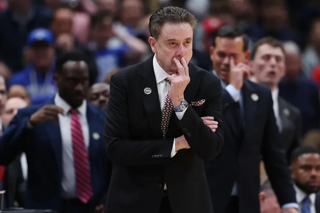 L'équipe de basketball masculin de St. John's programme une visite